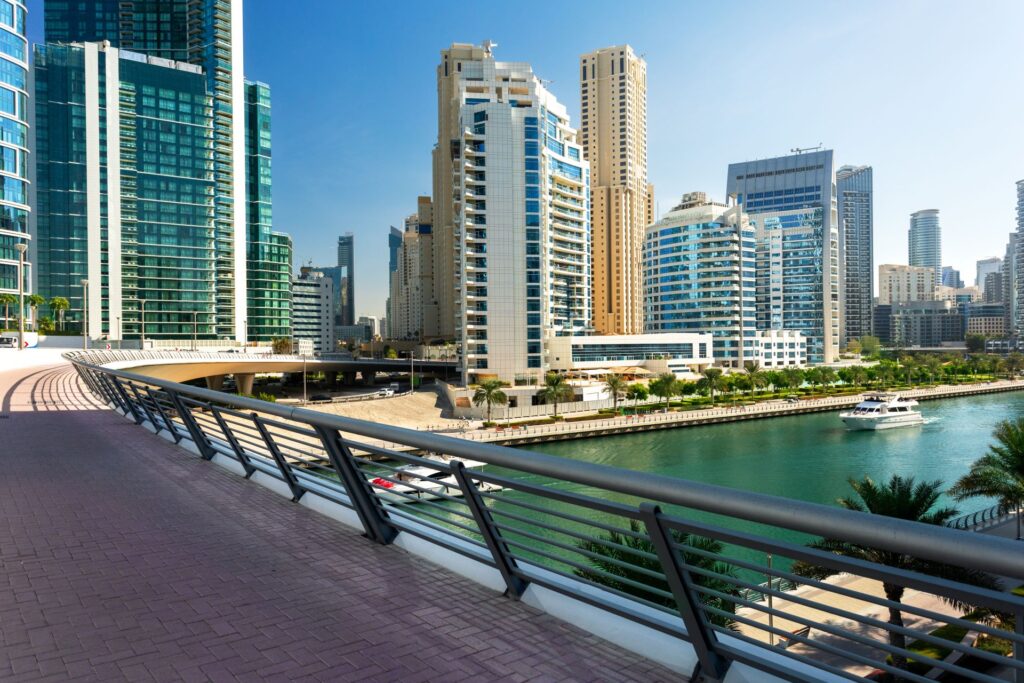 Promenade in Dubai Marina mit moderner Wohnarchitektur