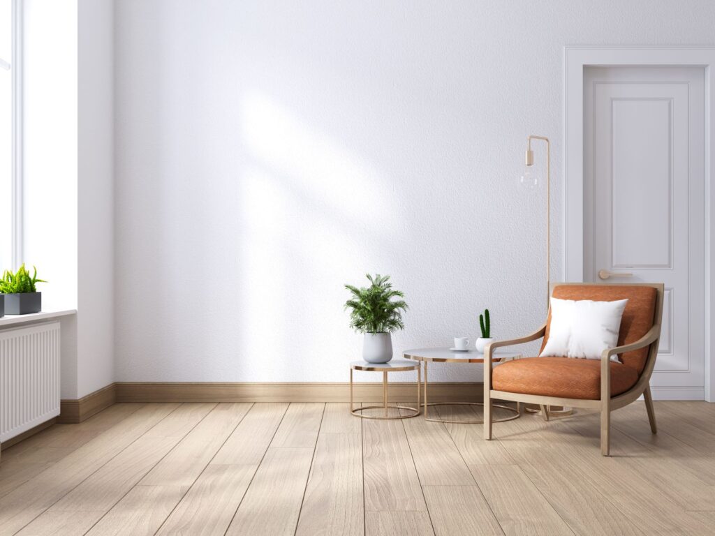 Minimalistisches Wohnzimmer mit heller Einrichtung.